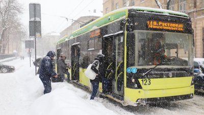 У Львові тролейбус №33 курсує за зміненим маршрутом через порив водопроводу