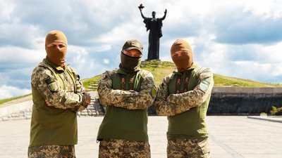Бойові вишиванки: черкаські тероборонці презентували оздоблений однострій