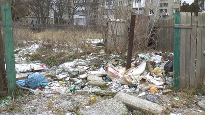 Іванофранківці скаржаться на стихійне сміттєзвалище поблизу житлових будинків