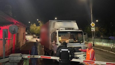 Вантажівка пошкодила шлагбаум та в'їхала у автомобіль на залізничному переїзді у Рівному