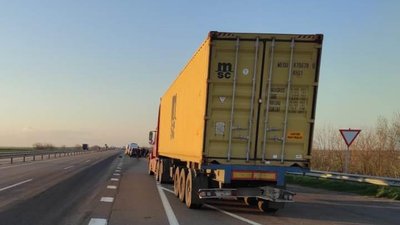 На трасі Київ-Одеса маршрутка влетіла у фуру: п'ятеро пасажирів травмувалися На трасі Київ-Одеса маршрутка влетіла у фуру: п'ятеро пасажирів травмувалися