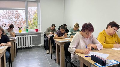 В Ужгороді Радіодиктант національної єдності писали переселенці в шелтері