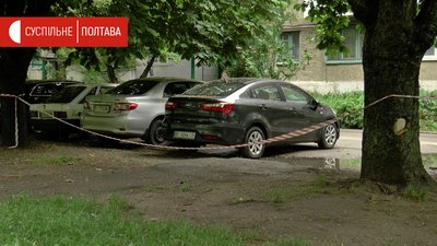 Огороджувальна стрічка біля парковки в одному із полтавських дворів Огороджувальна стрічка біля парковки в одному із полтавських дворів