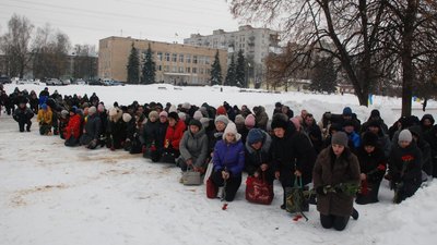 У Шостці на Сумщині провели в останню путь військовослужбовця Сергія Вавелюка У Шостці на Сумщині провели в останню путь військовослужбовця Сергія Вавелюка