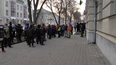 Близько сотні людей протестували проти пом’якшення запобіжного заходу