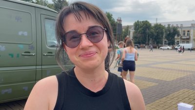 "Фарбую машину для ЗСУ, щоб вони захищали нашу країну": діти в Прилуках розфарбовують автомобілі, які поїдуть на фронт