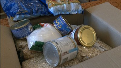 Продовольчі набори для пенсіонерів привезли доброчинники Продовольчі набори для пенсіонерів привезли доброчинники