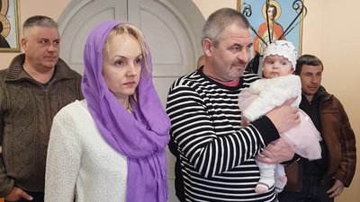 З першого дня війни живуть у підвалі. Херсонське подружжя охрестили доньку З першого дня війни живуть у підвалі. Херсонське подружжя охрестили доньку