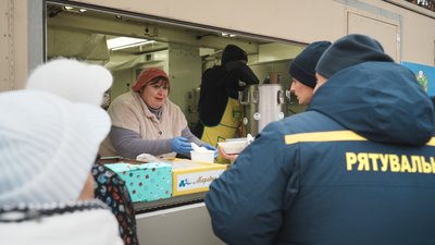 Люди в пункті харчування в Докучаєвському, 5 листопада 2025