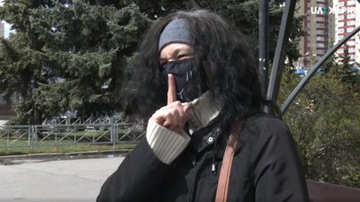 У Харкові людям з порушенням слуху та медикам роздали картки для спілкування У Харкові людям з порушенням слуху та медикам роздали картки для спілкування
