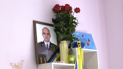 У Рівному шестирічна донька загиблого військового збирає гроші для ЗСУ У Рівному шестирічна донька загиблого військового збирає гроші для ЗСУ