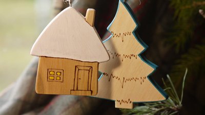 Прикарпатські ветерани АТО виготовляють екологічні новорічні прикраси