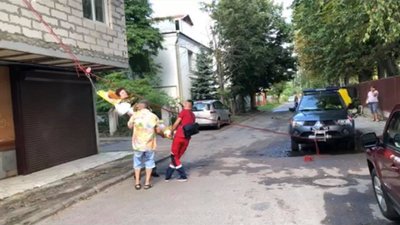 У Львові рятувальники допомогли транспортувати літню жінку до карети швидкої