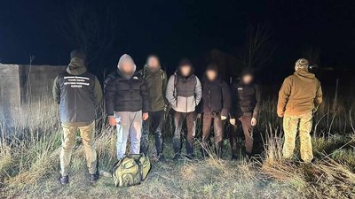 На Закарпатті затримали дев'ятьох чоловіків, які прямували в напрямку Румунії