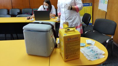 У Черкасах вдруге вакцинували працівників пошти У Черкасах вдруге вакцинували працівників пошти