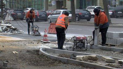 Роботи відновили з мінімальним фінансування: у Луцьку триває ремонт проспекту Волі