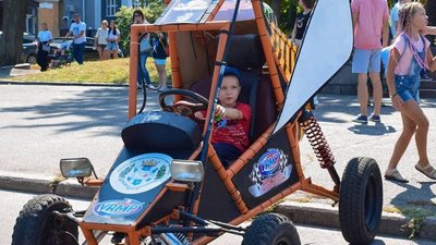 "Крутий спуск": перегони на саморобних тачках відбулись у Черкасах "Крутий спуск": перегони на саморобних тачках відбулись у Черкасах
