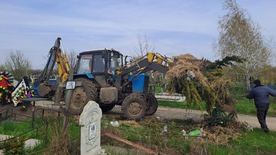 У Кропивницькому під час прибирання з Далекосхідного кладовища вивезли 50 тонн сміття