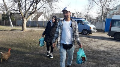 Волонтер з Німеччини купив машину, аби розвозити гуманітарку на Сумщині Волонтер з Німеччини купив машину, аби розвозити гуманітарку на Сумщині