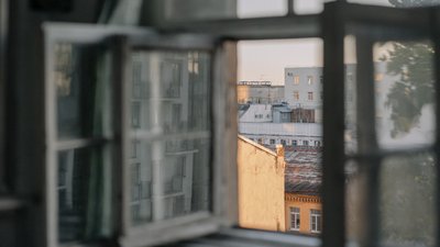 За допомогою стільчика виліз на підвіконня: у Вінниці з вікна четвертого поверху випав трирічний хлопчик