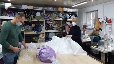 Волонтери на Тернопільщині шиють захисні костюми для місцевої лікарні