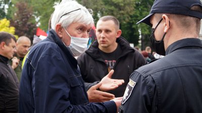 "Щоб поставити щоглу й підняти прапор". У Дніпрі на акції "Стоп реваншу" збивають бруківку під ОДА "Щоб поставити щоглу й підняти прапор". У Дніпрі на акції "Стоп реваншу" збивають бруківку під ОДА