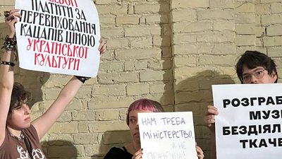 "Критичність моменту": Ткаченко прийшов на "Книжковий Арсенал" і зустрівся з протестувальниками (ФОТО)
