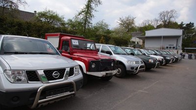 Польські лісівники передали для українських воїнів 12 позашляховиків