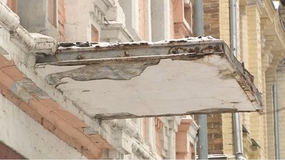 Витвір ковальського мистецтва – у сховок. У Черкасах демонтували 150-річний балкон