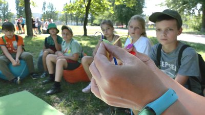 У черкаському таборі вчать правила безпеки, змагаються і плетуть браслети воїнам У черкаському таборі вчать правила безпеки, змагаються і плетуть браслети воїнам