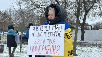 Жінка під час акції-нагадування про полонених у Миколаєві