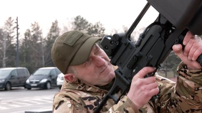 Антидронова рушниця і авто з приладом нічного бачення: волонтери з Рівного передали техніку на фронт
