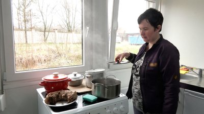 "Зварився холодець та печуться ковбаски": як на Чернігівщині мешканці модульних містечок готуються до Великодня "Зварився холодець та печуться ковбаски": як на Чернігівщині мешканці модульних містечок готуються до Великодня