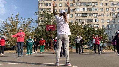У Маріуполі пенсіонери щоранку роблять руханку на свіжому повітрі