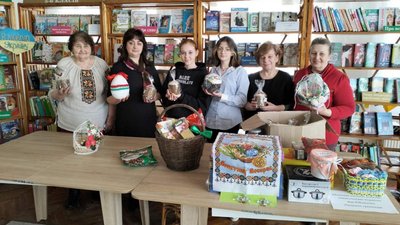 Бібліотеки Луцької громади перед Великоднем збирають святкові кошики для військових
