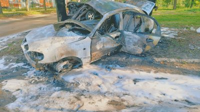 У Харкові внаслідок ДТП загорілася автівка: чоловік отримав травми