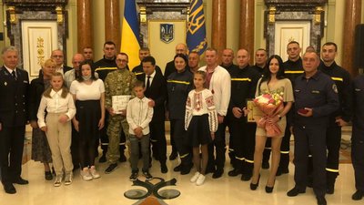 Герої-рятувальники з Черкас отримали нагороди Герої-рятувальники з Черкас отримали нагороди