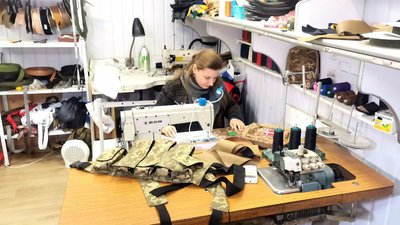 За 10 місяців війни кравець із Луцька пошив більше тисячі медичних сумок для бійців За 10 місяців війни кравець із Луцька пошив більше тисячі медичних сумок для бійців
