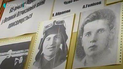 У Рівному на пам'ятнику танкістам написали "Слава ДНР" У Рівному на пам'ятнику танкістам написали "Слава ДНР"