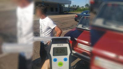 У Чернігові п'яний водій пропонував патрульним 17 тисяч гривень хабара У Чернігові п'яний водій пропонував патрульним 17 тисяч гривень хабара