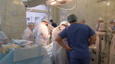 Матір стала донором для сина. У Чернівцях вперше пересадили нирку Матір стала донором для сина. У Чернівцях вперше пересадили нирку