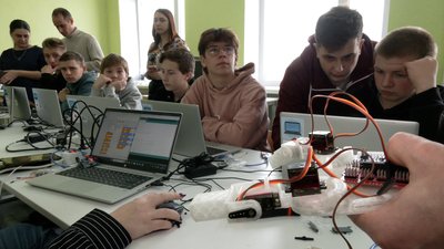 Створюють роботів та машинки: в Анисівському ліцеї на Чернігівщині обладнали клас робототехніки