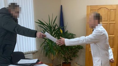 Жителька Франківщини, ймовірно, за хабар оформила інвалідність, щоб її військовозобов'язаний син міг виїхати з країни Жителька Франківщини, ймовірно, за хабар оформила інвалідність, щоб її військовозобов'язаний син міг виїхати з країни