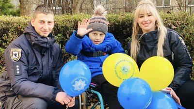 Прикарпатські поліцейські подарували візок 11-річному хлопчику з інвалідністю