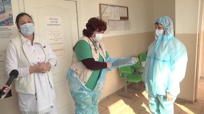 7 лікарень Херсонщини, які працюють з хворими на COVID-19, отримали 3700 захисних комбінезонів 7 лікарень Херсонщини, які працюють з хворими на COVID-19, отримали 3700 захисних комбінезонів