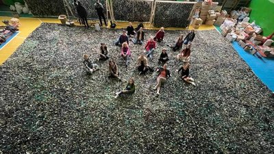 У Вінниці волонтери сплели велетенську маскувальну сітку розміром зі спортзал У Вінниці волонтери сплели велетенську маскувальну сітку розміром зі спортзал