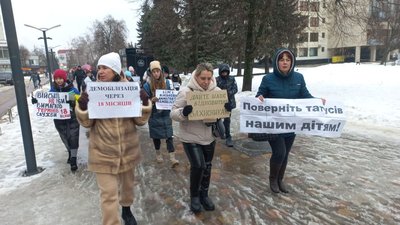 "Демобілізацію після 18 місяців служби". У Сумах родини захисників вийшли на мітинг "Демобілізацію після 18 місяців служби". У Сумах родини захисників вийшли на мітинг