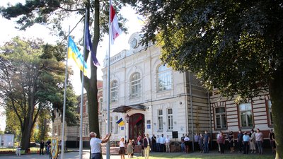 У Хмельницькому перед будівлею міської ради підняли прапор Білорусії