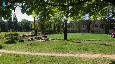 Замість дерев біля ЗОШ. 13 — вистеляють спортивний газон Замість дерев біля ЗОШ. 13 — вистеляють спортивний газон