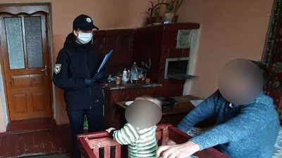 Однорічне маля з п’яною матір’ю - прикарпатські поліцейські склали адмінпротокол